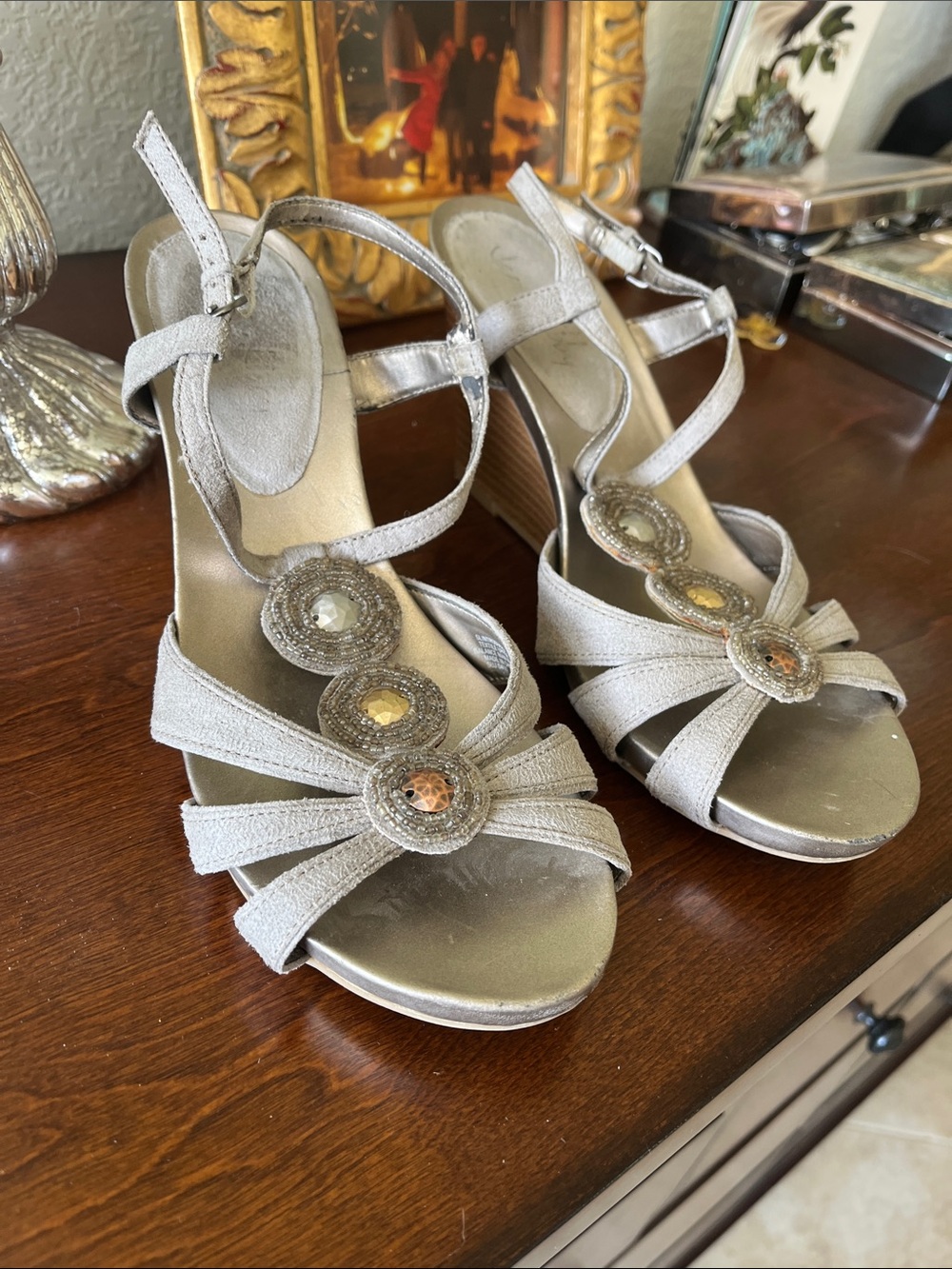 Sam & Libby Beige Gray Suede Wedge 3&1/2 Metallic Embellished Sandals Size 8.5